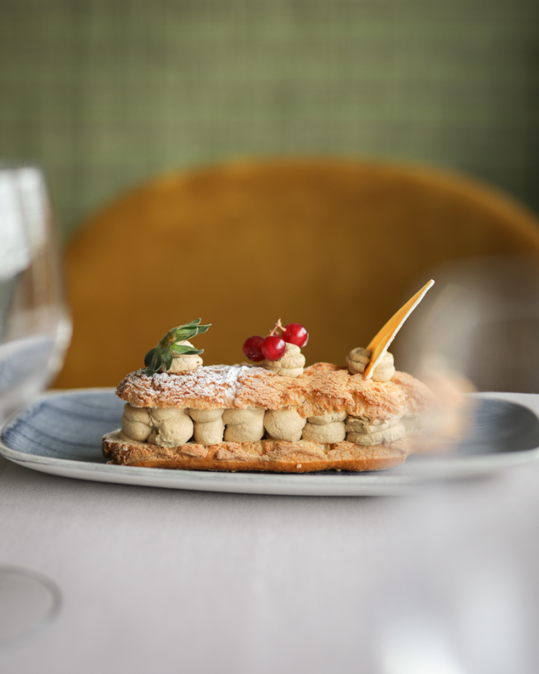 Dessert maison du restaurant du Creux de Genthod servi en terrasse avec vue sur le lac Léman et le Mont-Blanc