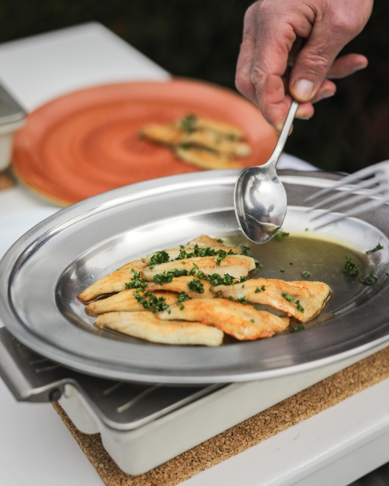 Filets de perches du lac Léman servis au restaurant du Creux de Genthod à Genève, spécialité du lac cuisinée au bord de l’eau avec vue sur les Alpes et le lac Léman